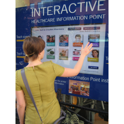 Eine Frau mit einem 32-Zoll-Touchscreen-Overlay-Fenster