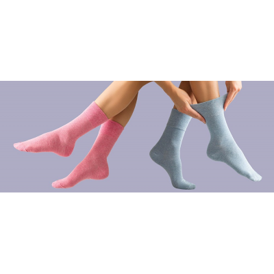 Rosa und blaue Diabetikersocken von GentleGrip.