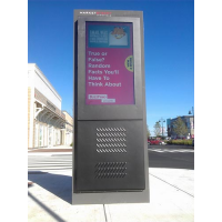 Keine Blendung totem digitales signage in-situ auf einer Straße