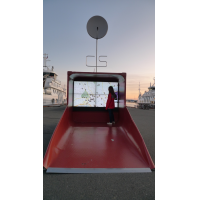 Une femme utilisant un grand formateur d'écran tactile formt