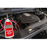 वाहन का शोर माप एक बुनियादी ध्वनि स्तर मीटर के साथ किया जा रहा है।