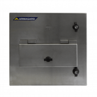 Pandangan depan kandang pencetak bilik bersih dengan penutup akses depan.