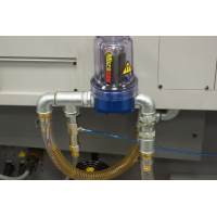 Kit de proteção de óleo instalado em uma máquina de corte.